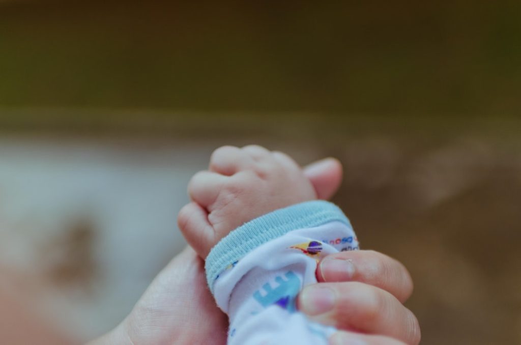 赤ちゃんの手の画像