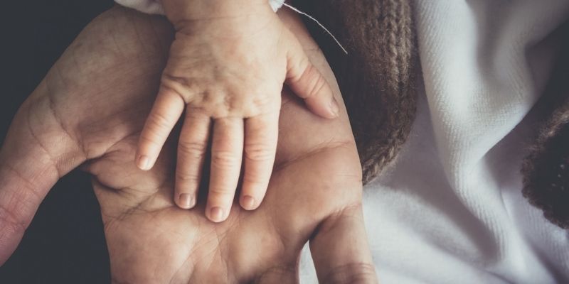 大人の手と赤ちゃんの手